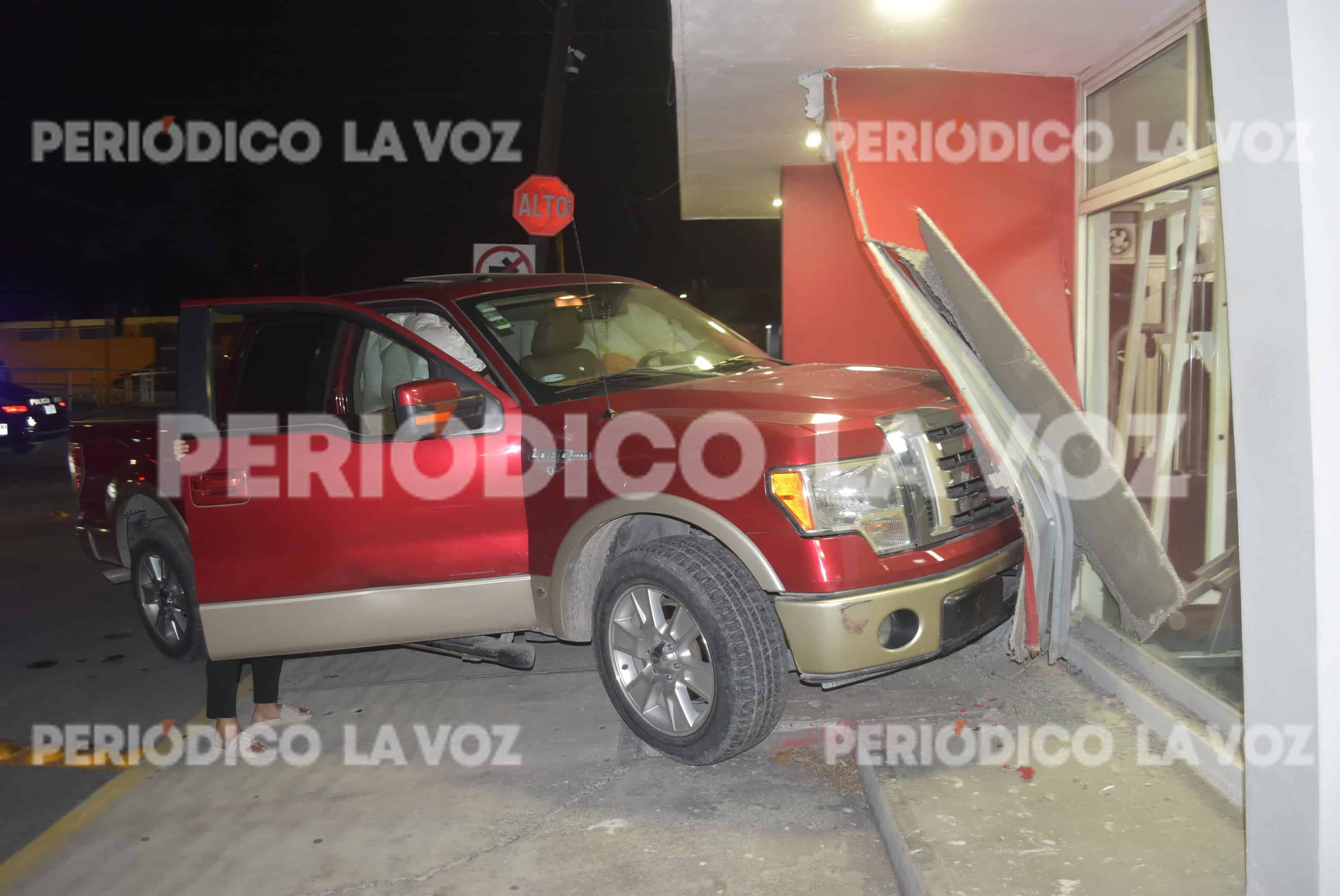 Ford Lobo se mete a gimnasio tras choque en Madero y Bogotá; hay dos lesionados