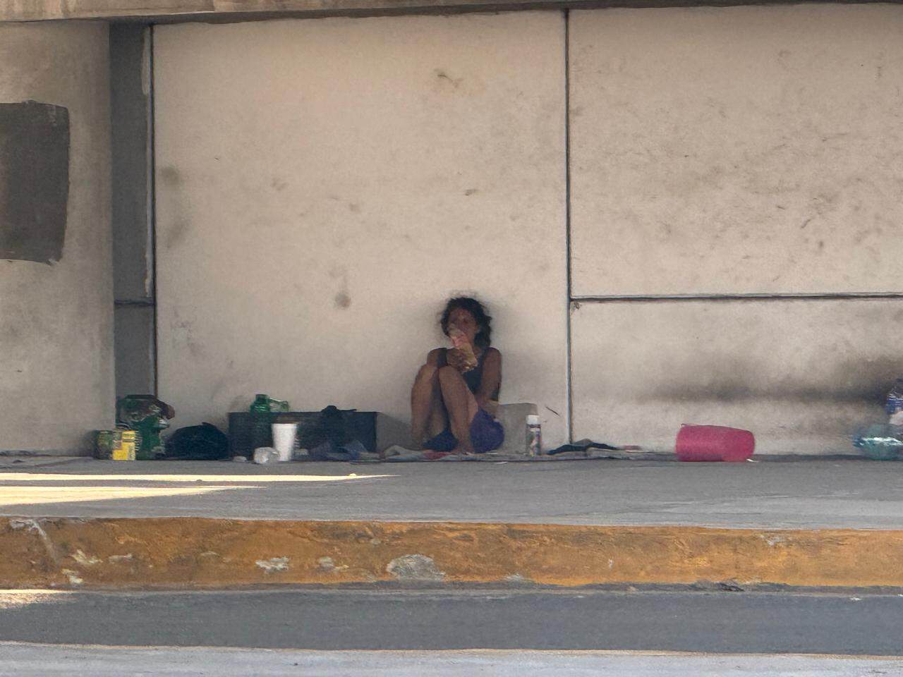 Mujer se intoxicaba bajo puente del IMSS; revelan abandono y deterioro social