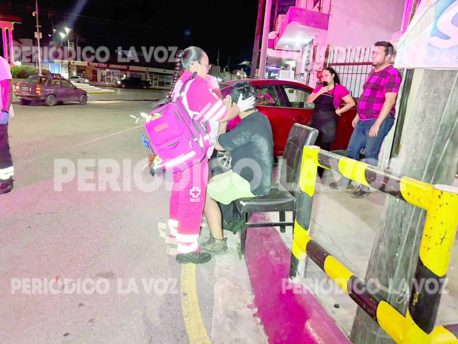 Conductora embiste a motociclista en rotonda de El Pueblo por no respetar alto