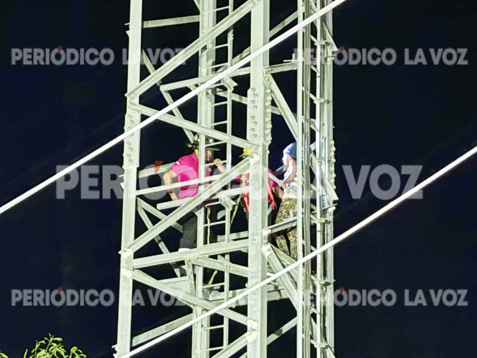 Mujer con problemas mentales sube a torre en Frontera; logran convencerla de bajar