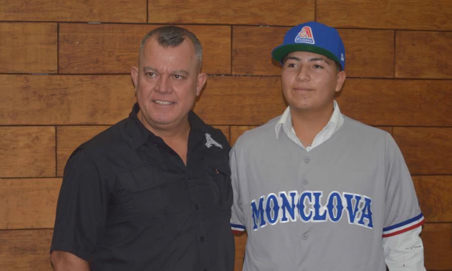 Brando Pérez, prospecto de 16 años, firma con Acereros de Monclova