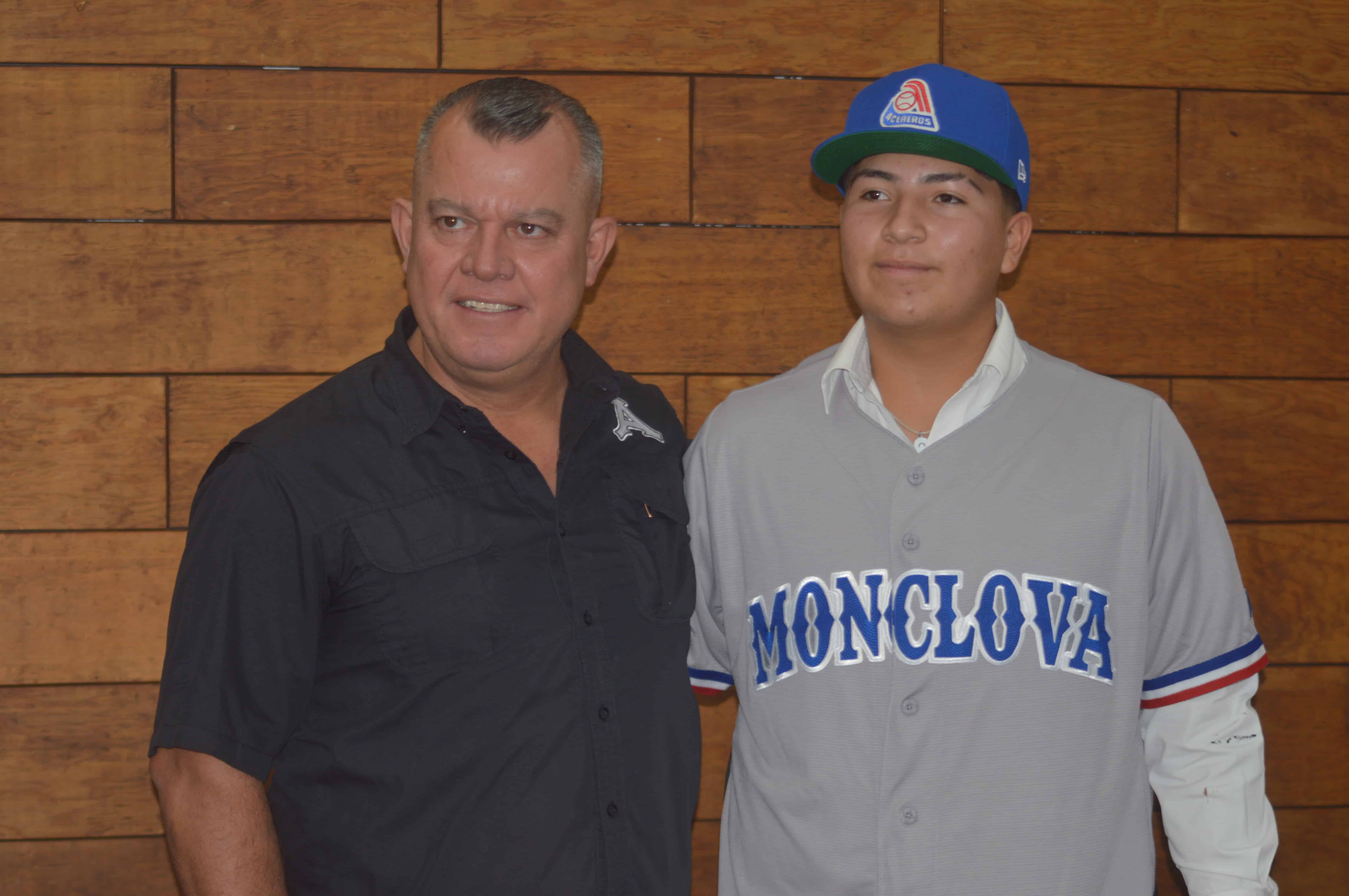 Brando Pérez, prospecto de 16 años, firma con Acereros de Monclova