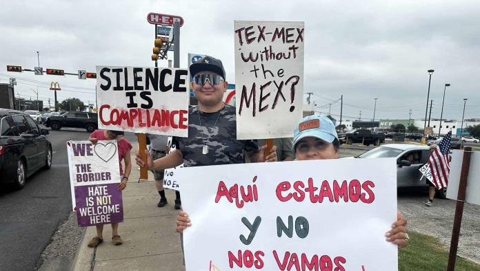Jóvenes se manifiestan en Eagle Pass contra redadas migratorias