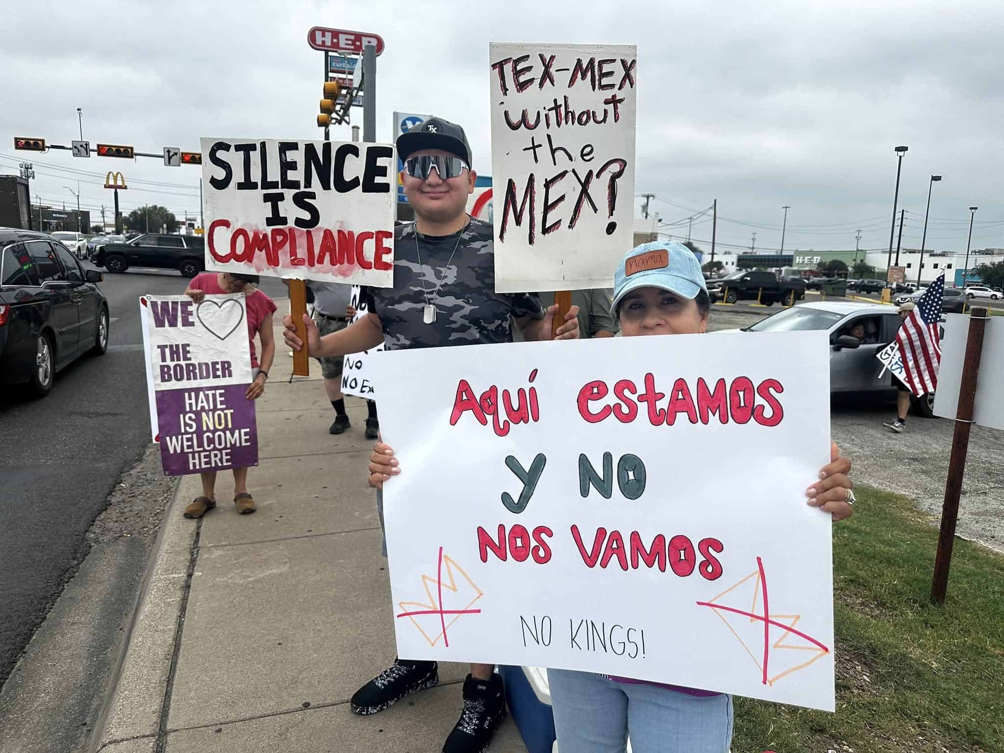 Jóvenes se manifiestan en Eagle Pass contra redadas migratorias