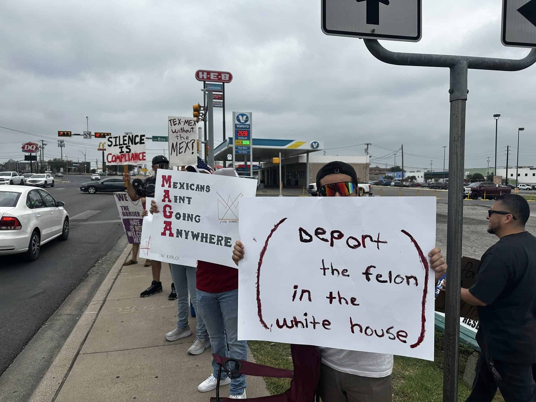 Jóvenes se manifiestan en Eagle Pass contra redadas migratorias