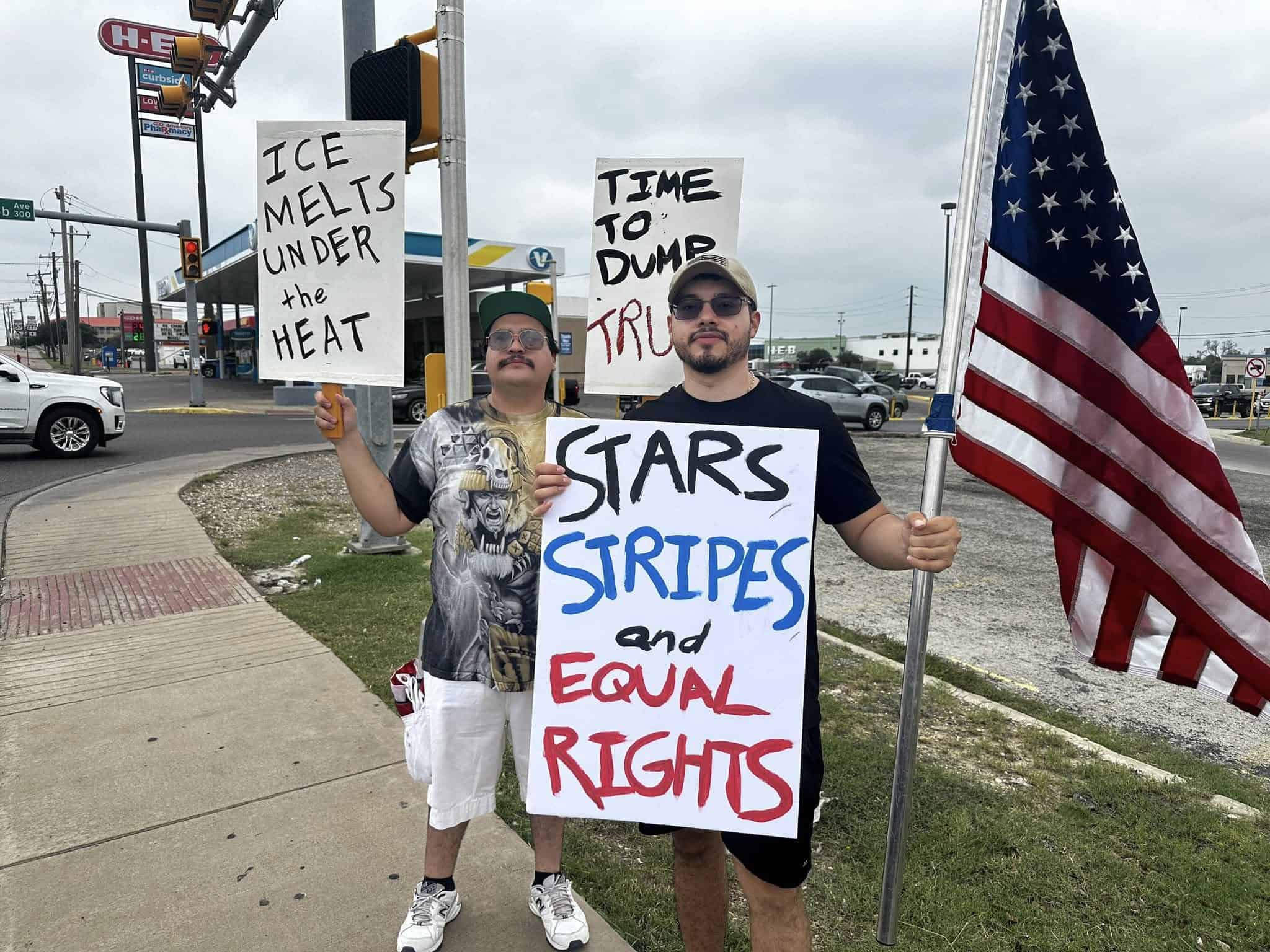 Jóvenes se manifiestan en Eagle Pass contra redadas migratorias