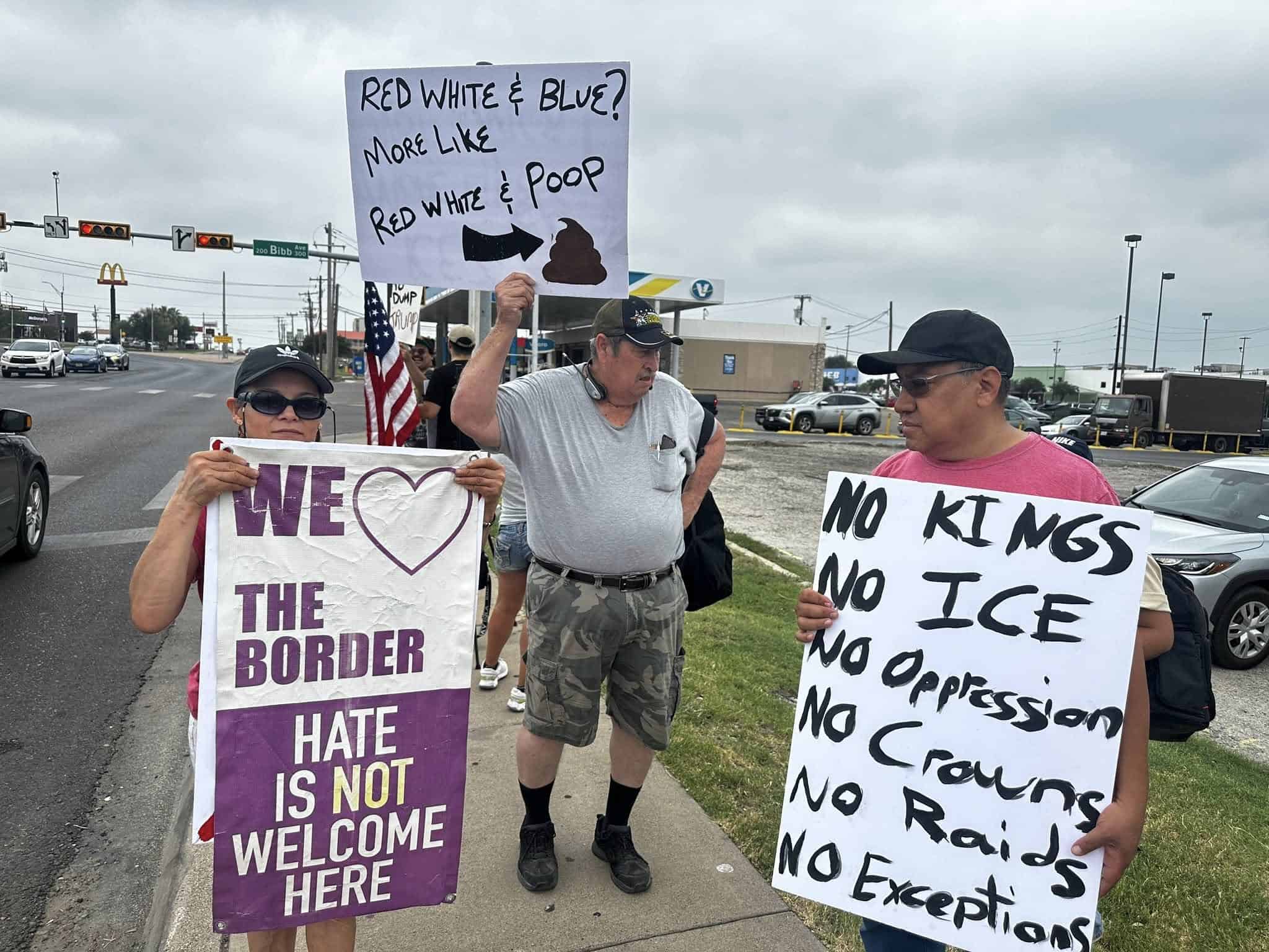 Jóvenes se manifiestan en Eagle Pass contra redadas migratorias