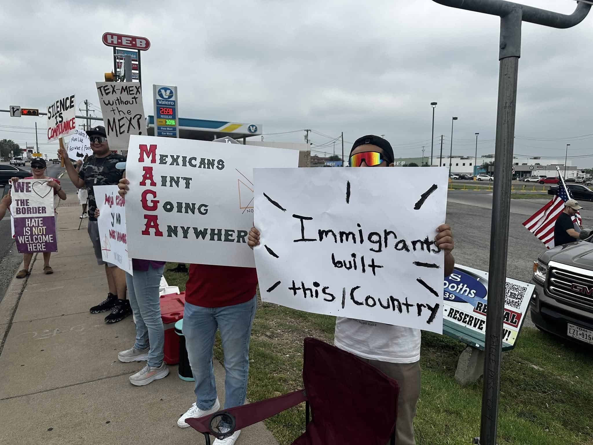 Jóvenes se manifiestan en Eagle Pass contra redadas migratorias