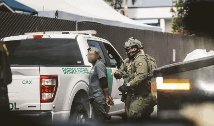 Trump suspende las redadas migratorias en centros de trabajo ante la presión