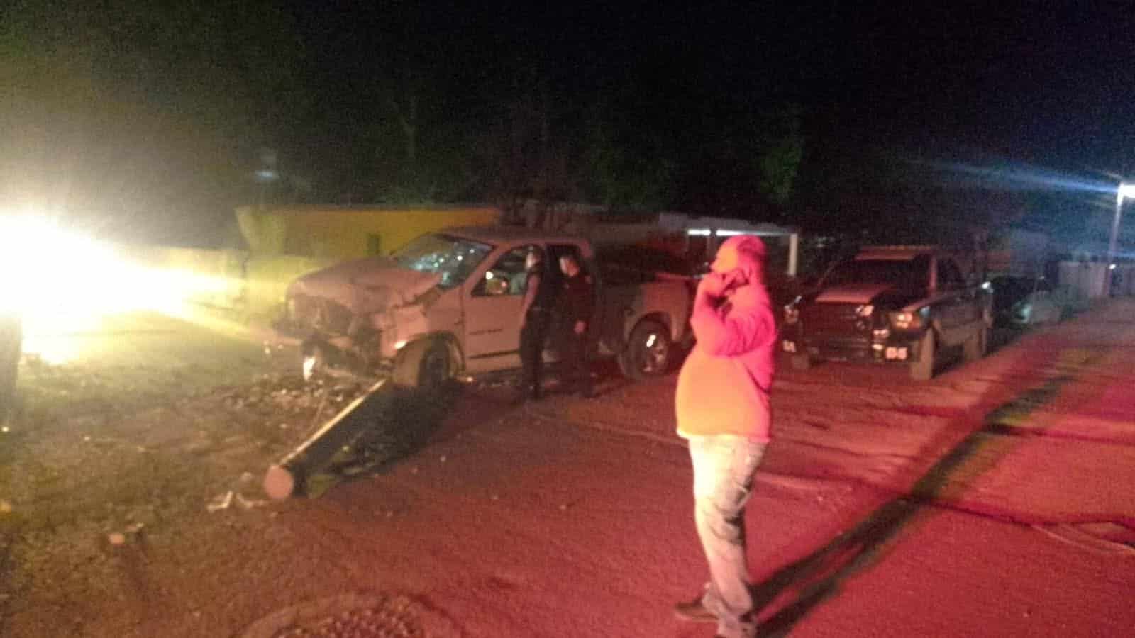 Choca pick-up contra poste y barda en Allende; conductor huye