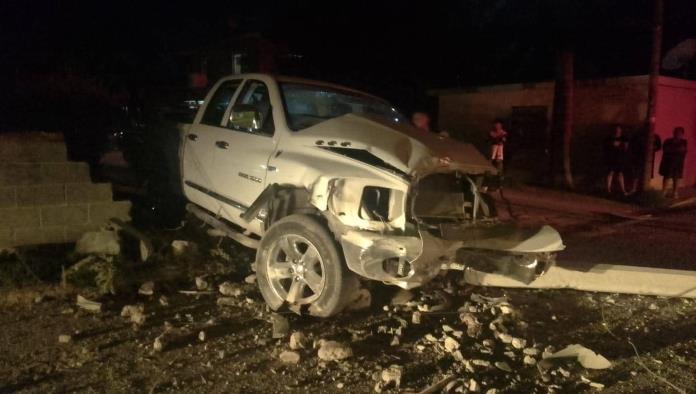 Choca pick-up contra poste y barda en Allende; conductor huye
