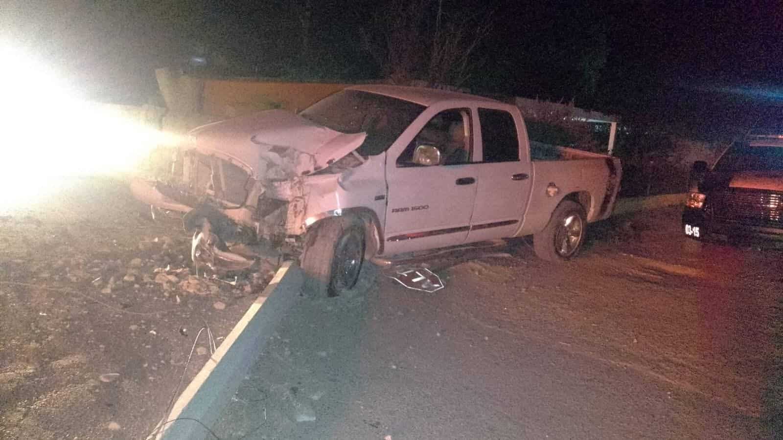 Choca pick-up contra poste y barda en Allende; conductor huye