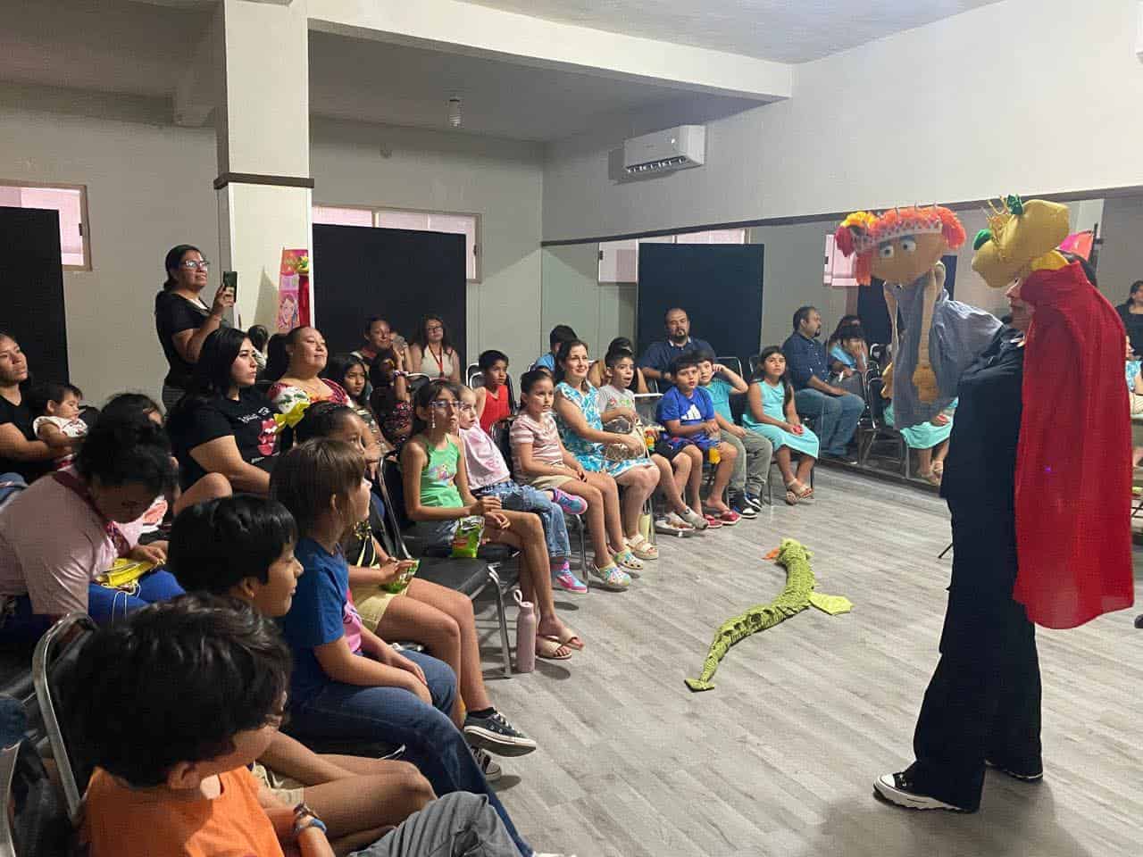 Magia y lectura llenan la Casa de la Cultura de Allende con "Los cuentos de Kary y Yoyis