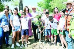 Sari Pérez y Manolo Jiménez reforestan Frontera con la campaña “Verde Verde Coahuila”