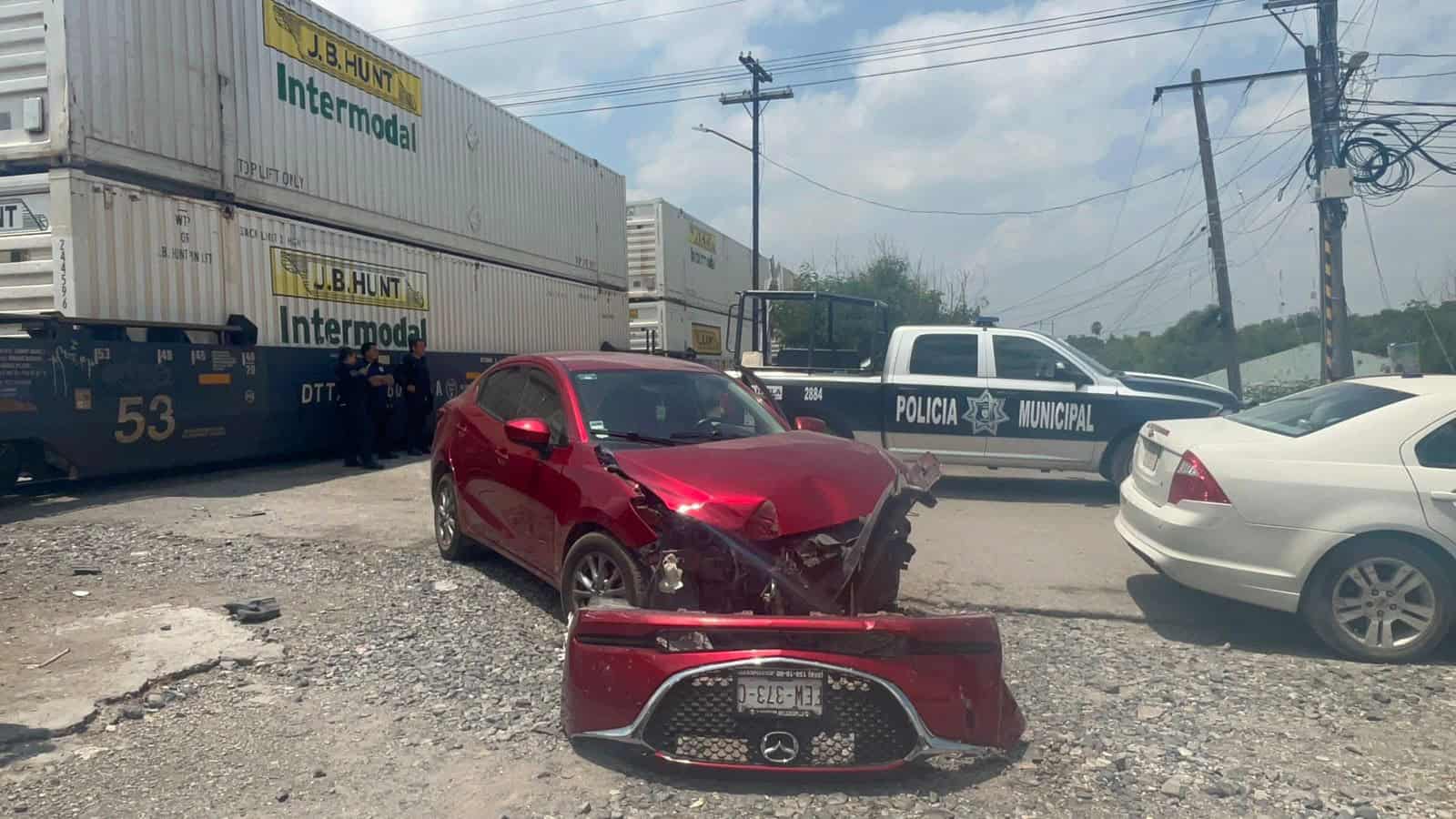 Intenta ganarle el paso al tren