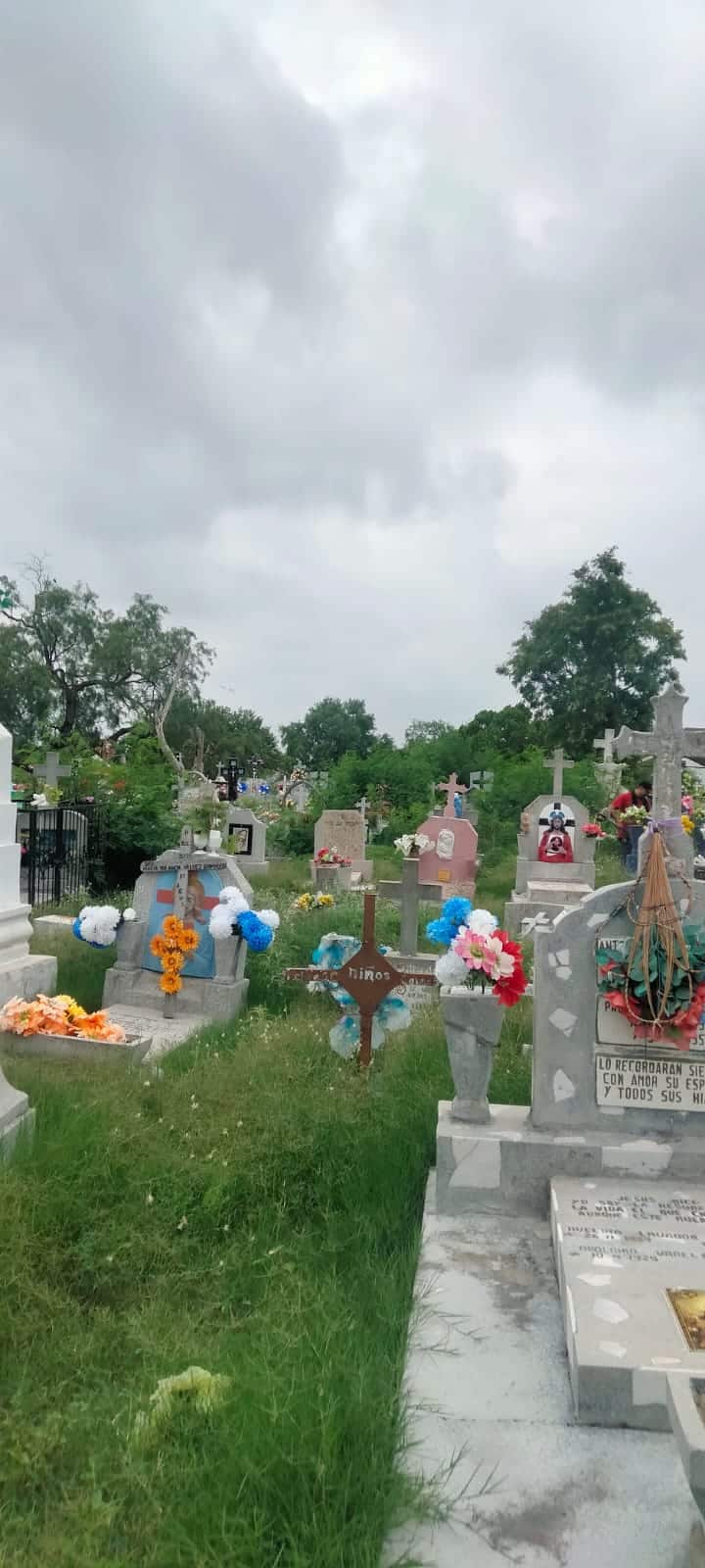 Indignación en el Día del Padre: Panteones de Piedras Negras, en completo abandono