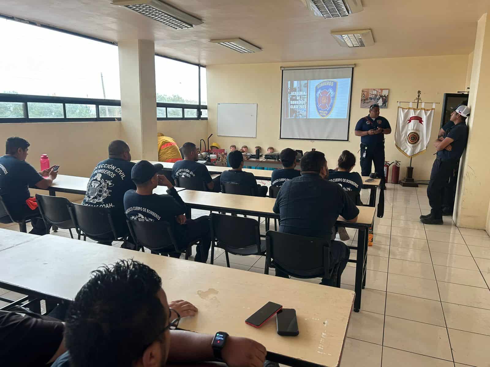 Bomberos de Ciudad Acuña comparten su experiencia en capacitación regional