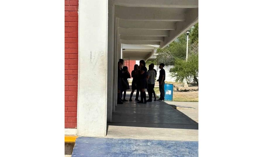 Padres retiran a sus hijos de secundaria por calor extremo y falta de electricidad