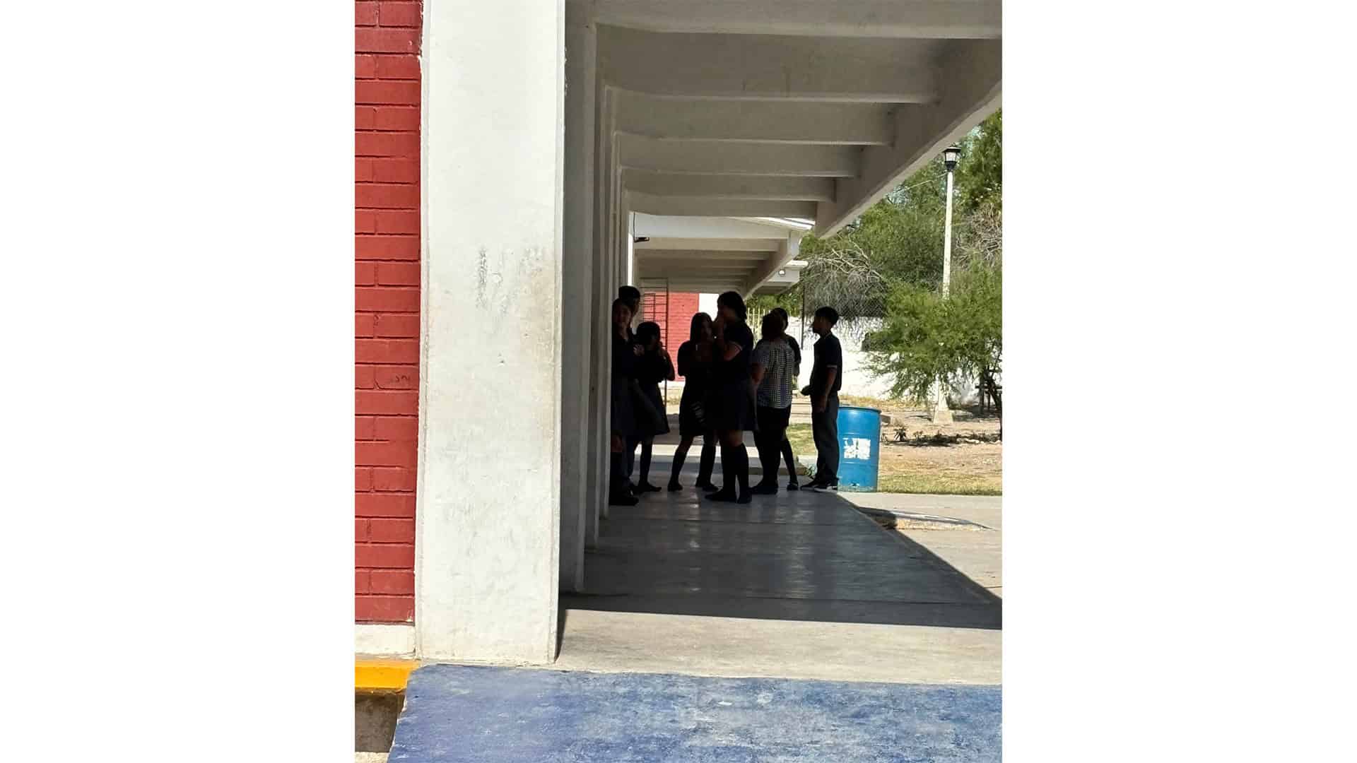 Padres retiran a sus hijos de secundaria por calor extremo y falta de electricidad