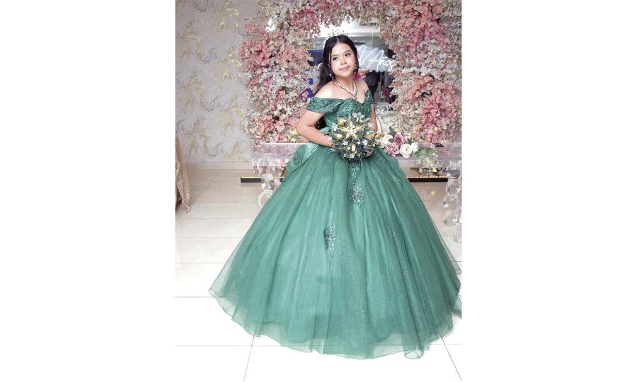 Valeria Judith celebra sus XV años con elegante fiesta y misa de acción de gracias