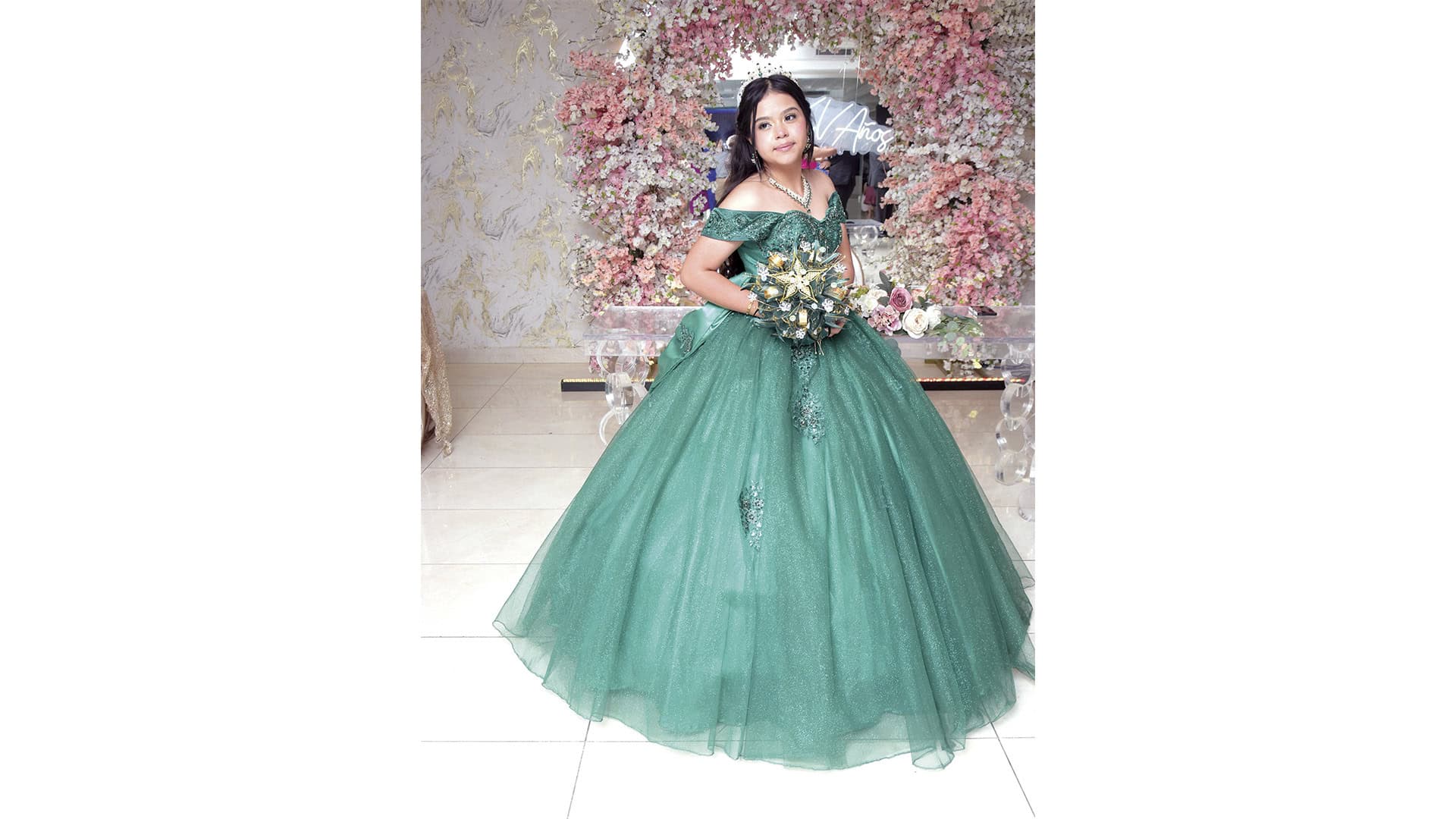Valeria Judith celebra sus XV años con elegante fiesta y misa de acción de gracias