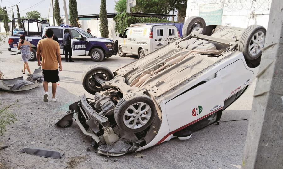 Sancionarán a taxista que volcó taxi en colonia Morelos; seguros cubren daños materiales