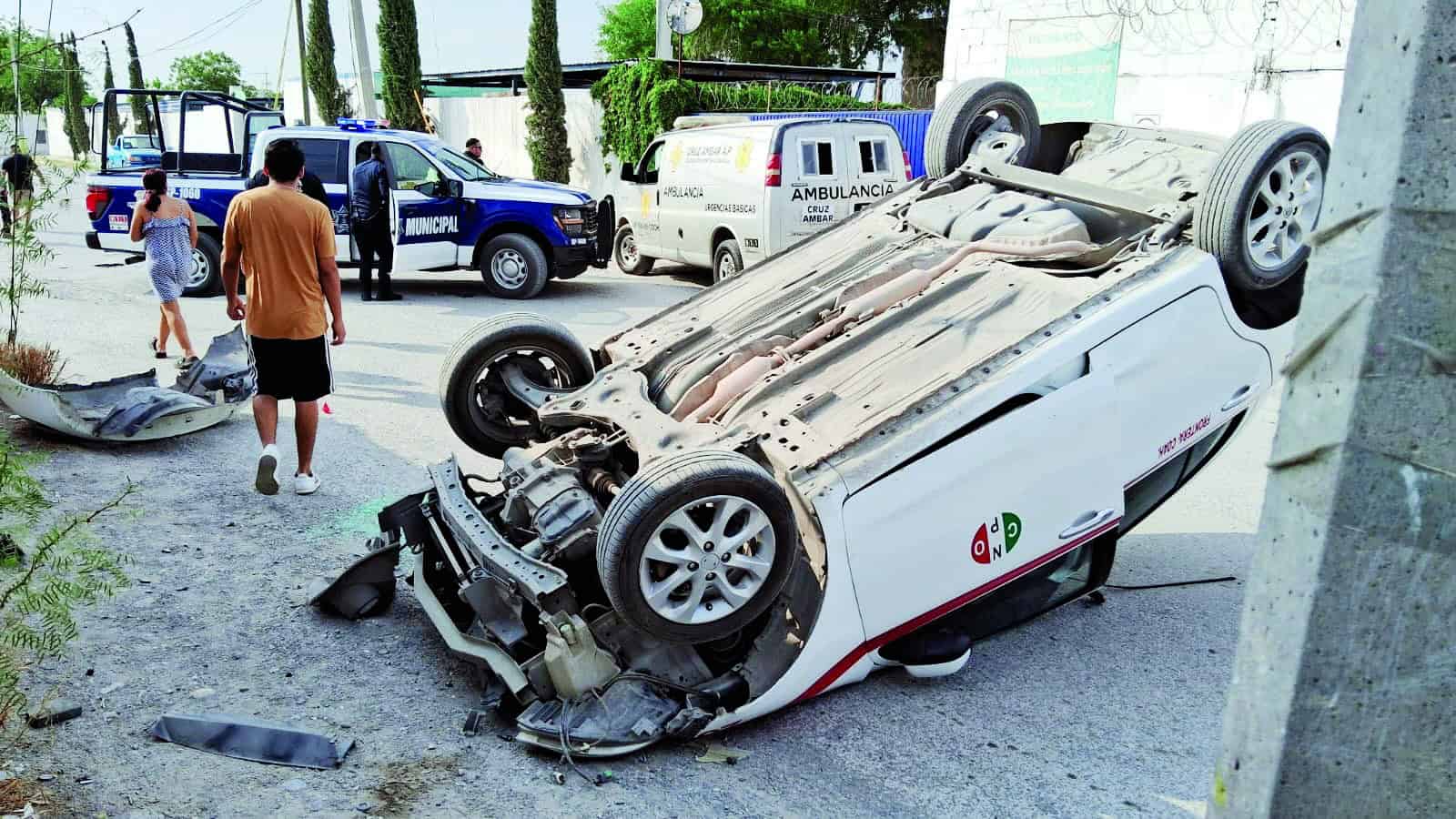 Sancionarán a taxista que volcó taxi en colonia Morelos; seguros cubren daños materiales Sancionarán a taxista que volcó taxi en colonia Morelos; seguros cubren daños materiales
