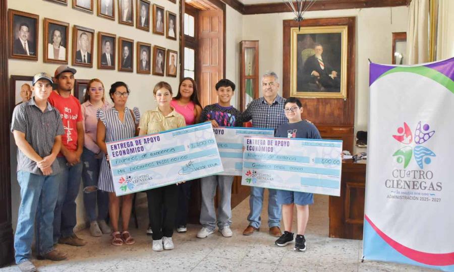 Reconoce Víctor Leija a estudiantes destacados con entrega de apoyos económicos