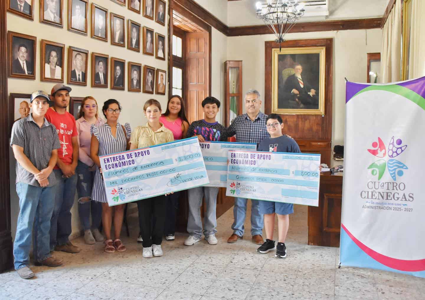 Reconoce Víctor Leija a estudiantes destacados con entrega de apoyos económicos