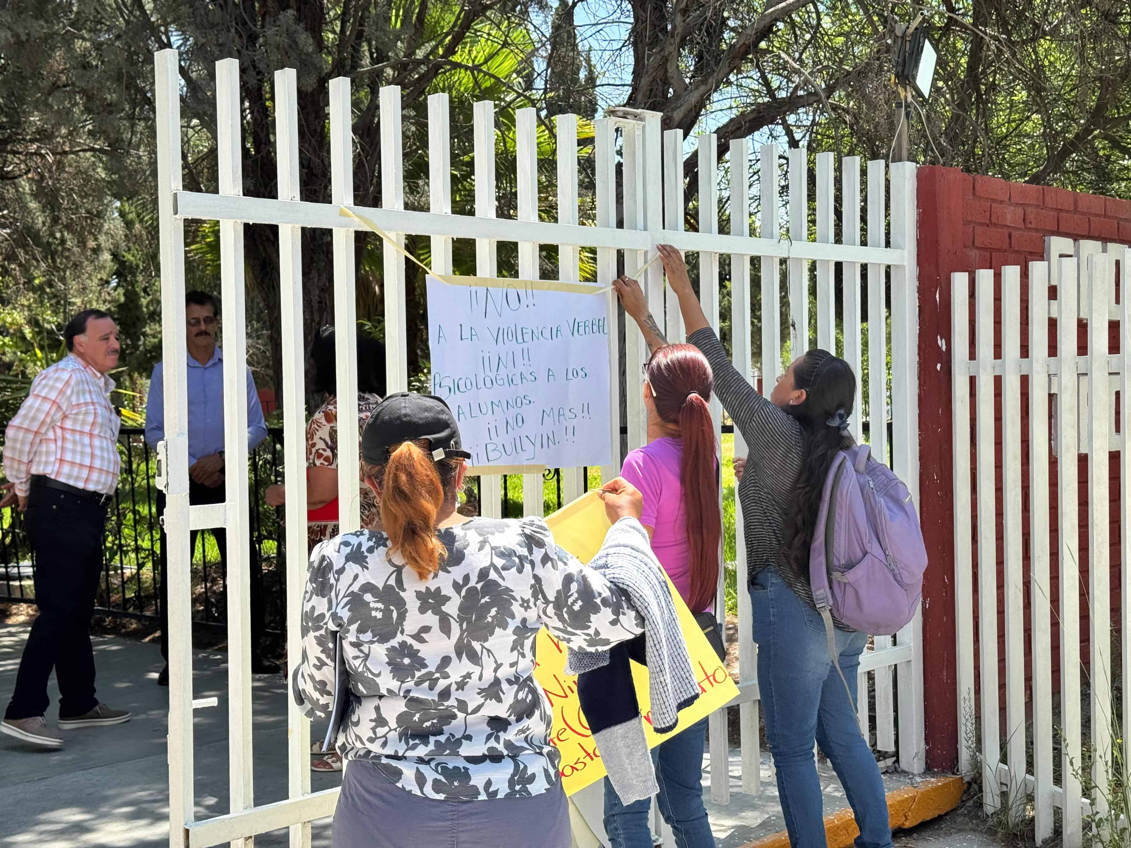 Denuncian padres crisis en secundaria