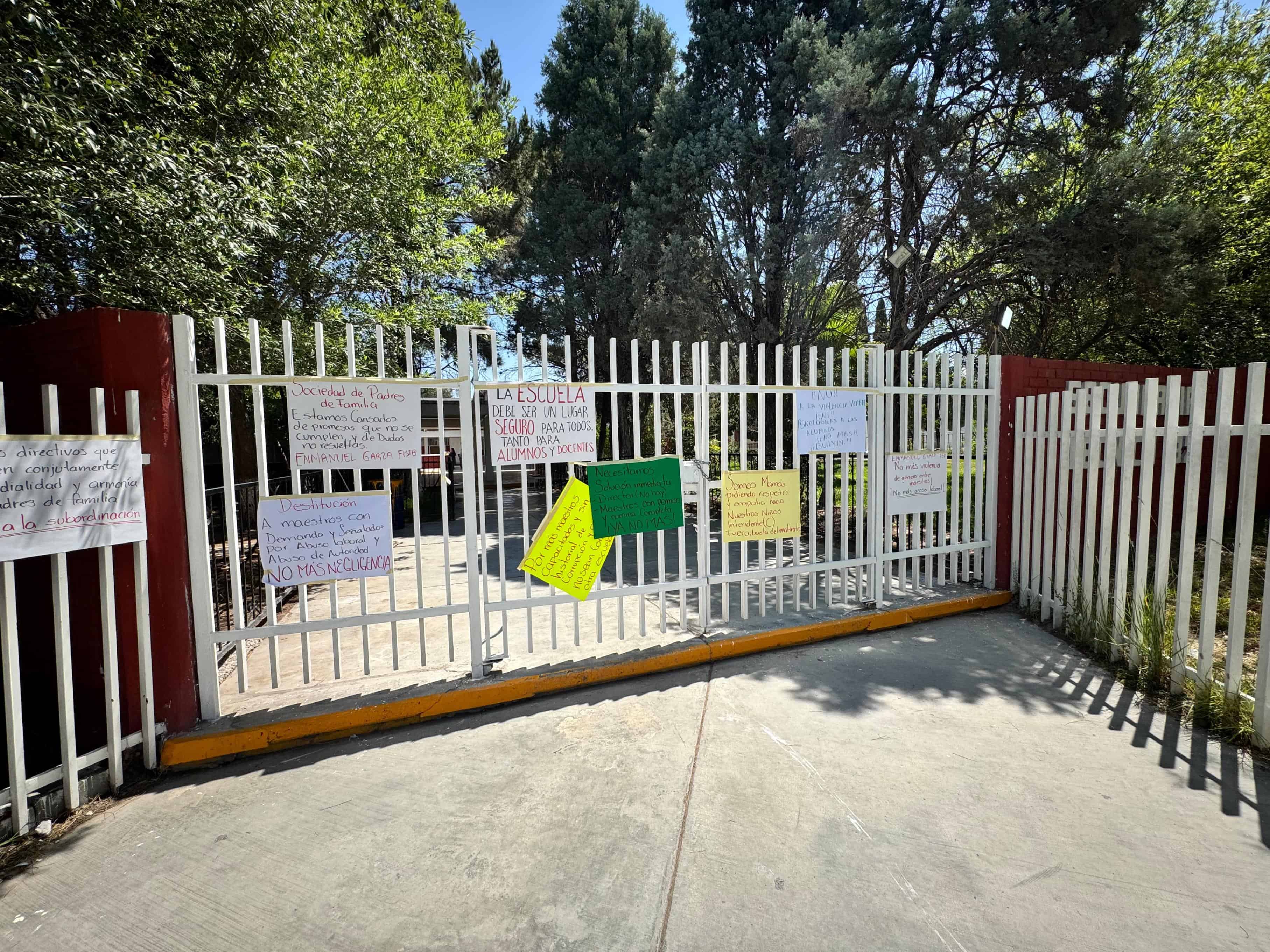 Denuncian padres crisis en secundaria