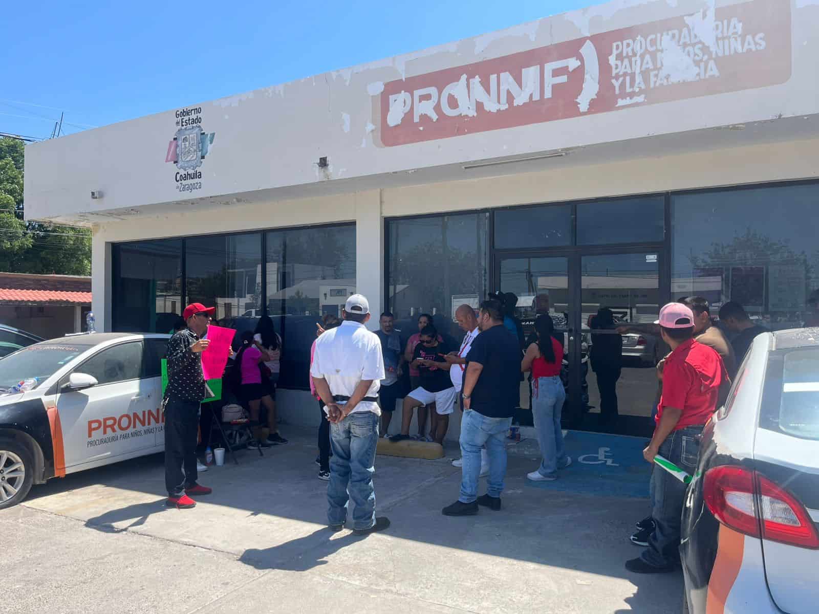 Plantón en PRONNIF Ciudad Acuña por custodia: madre busca robar a su hija