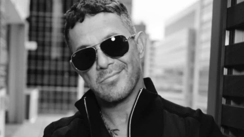 Fan acusa a Alejandro Sanz de abuso emocional y conductas inhumanas; él responde
