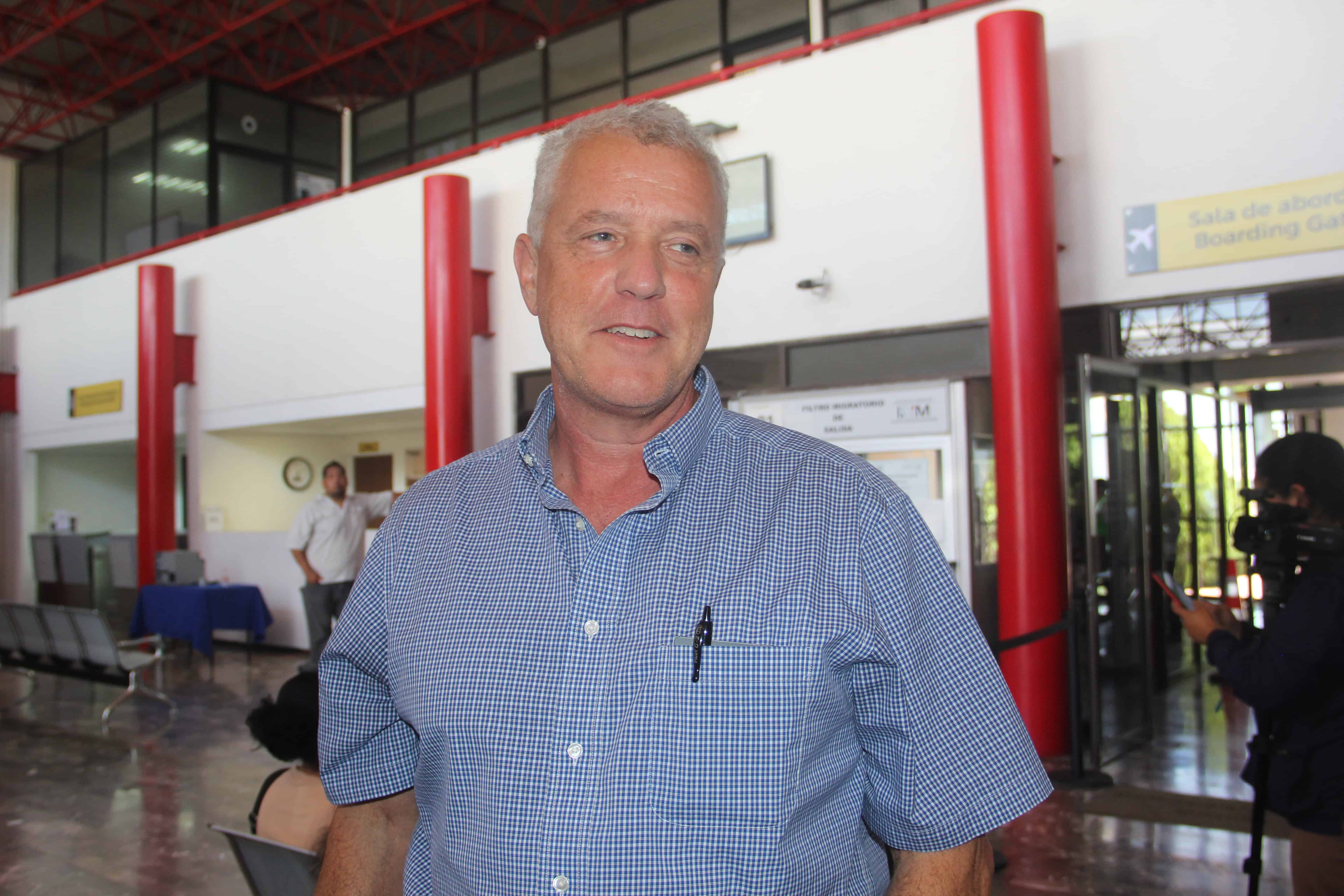 Primer vuelo Monclova-Monterrey recibe elogios de empresario extranjero satisfecho