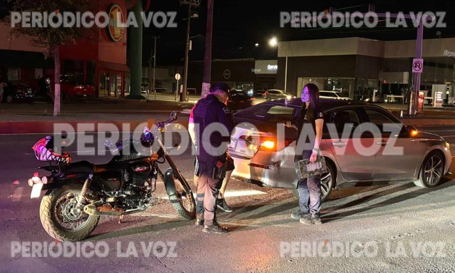 Motociclista choca contra auto en bulevar Pape y sale ileso en accidente nocturno