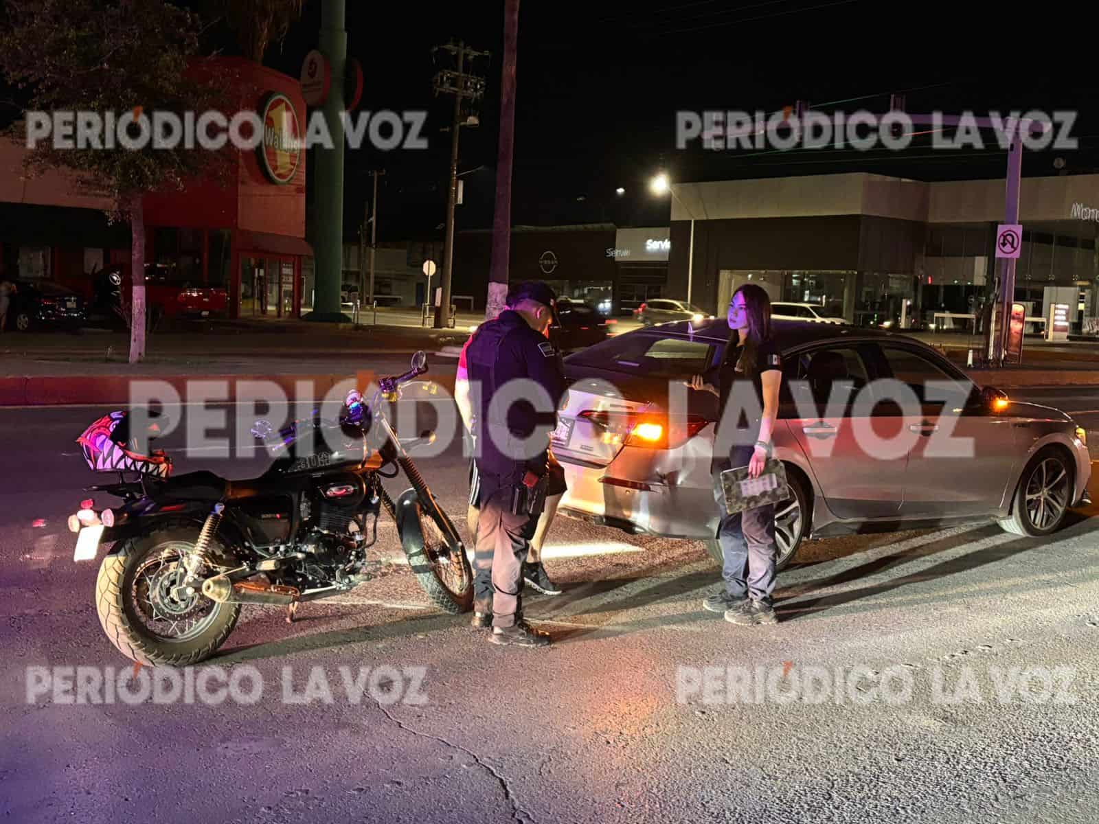 Motociclista choca contra auto en bulevar Pape y sale ileso en accidente nocturno