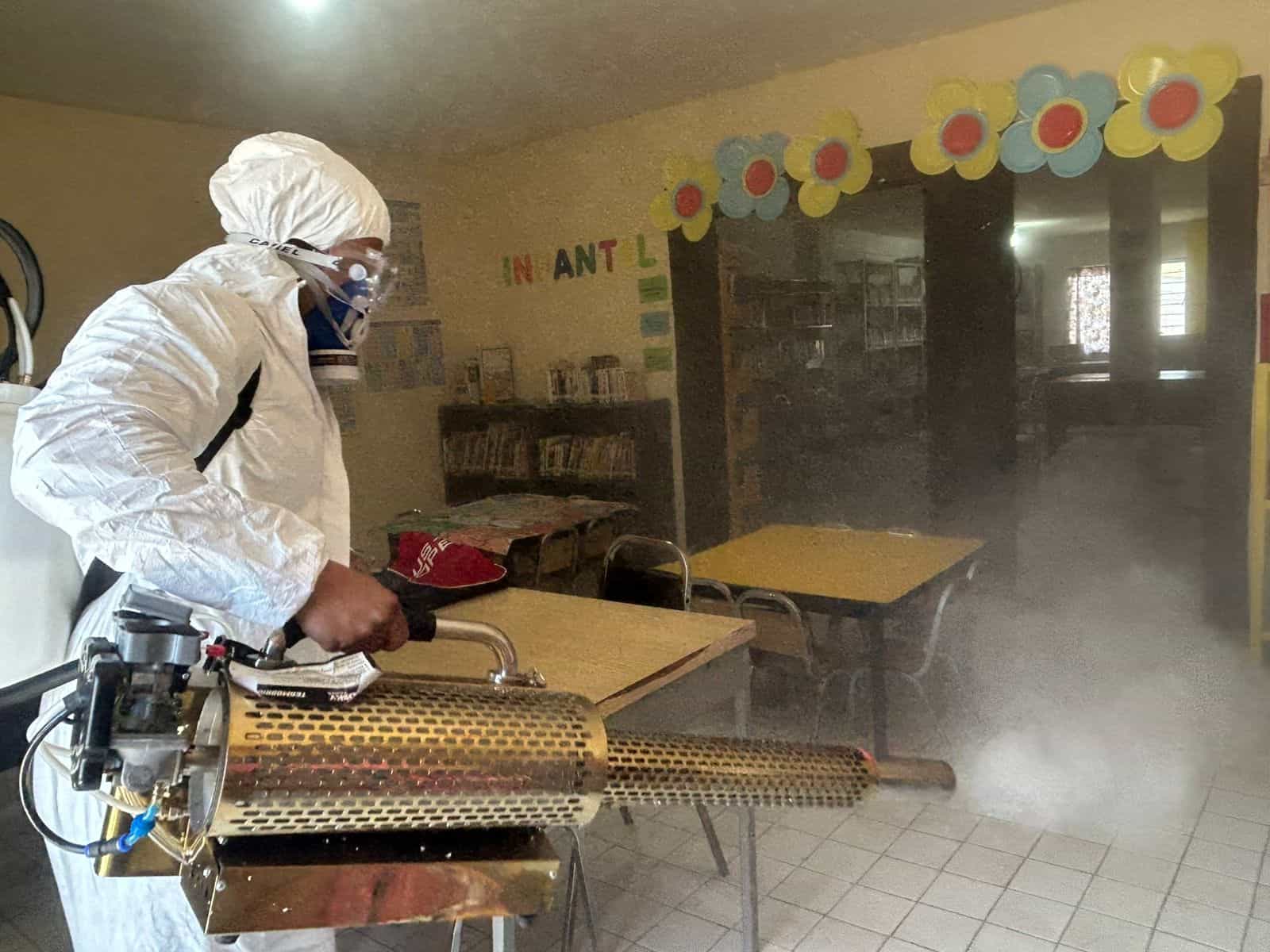 Fumigan bibliotecas en Monclova para prevenir enfermedades transmitidas por vectores