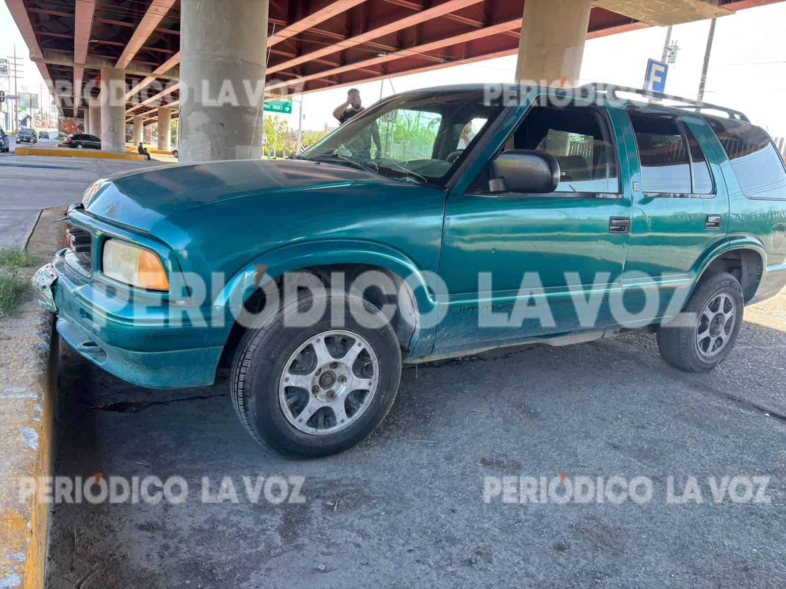Mujer toma camioneta sin permiso y choca a motociclista en el bulevar Pape