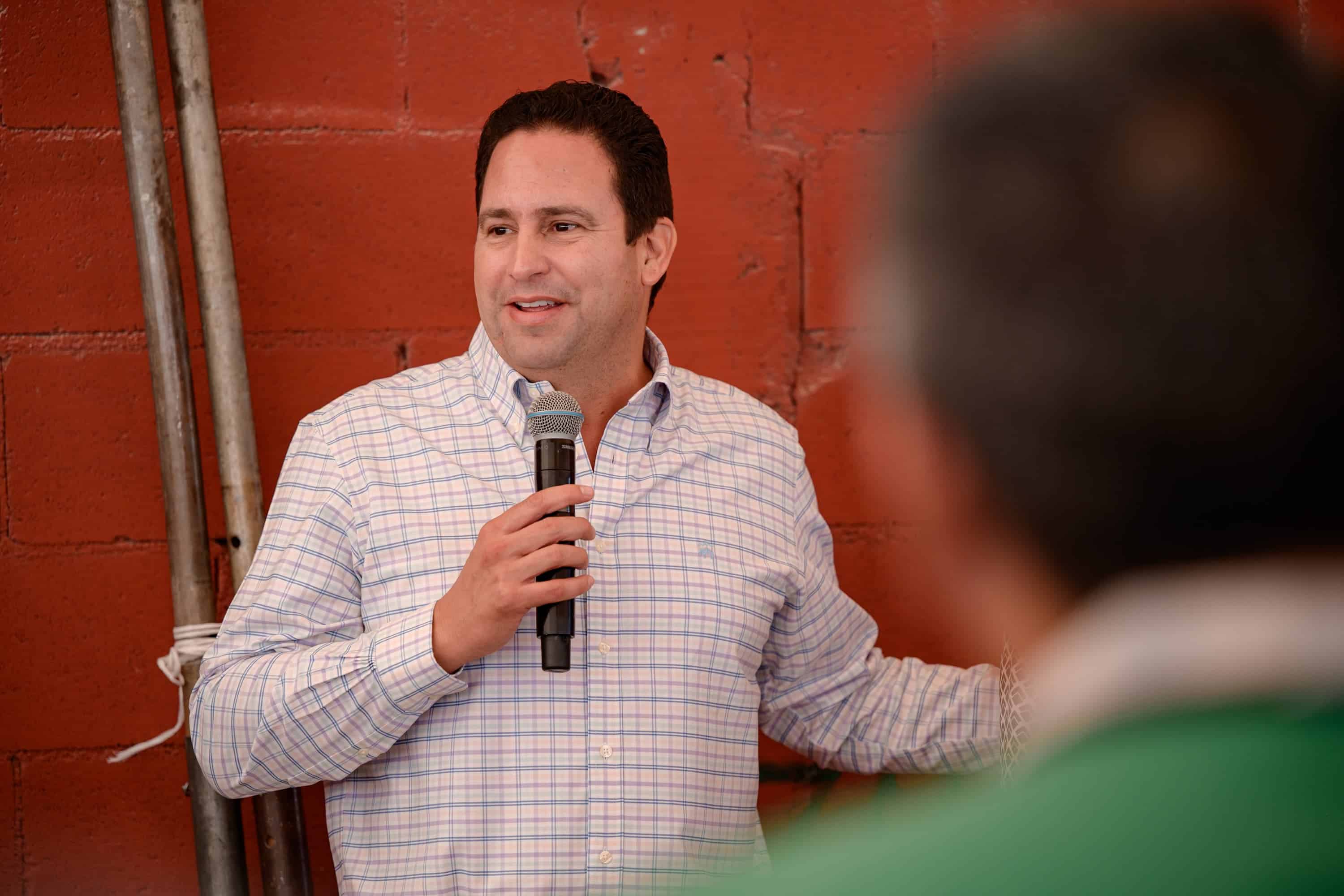 Cumple Javier Díaz a la colonia Miravalle