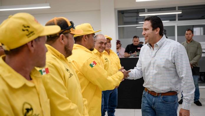 Entrega Javier Díaz apoyos a brigadistas 