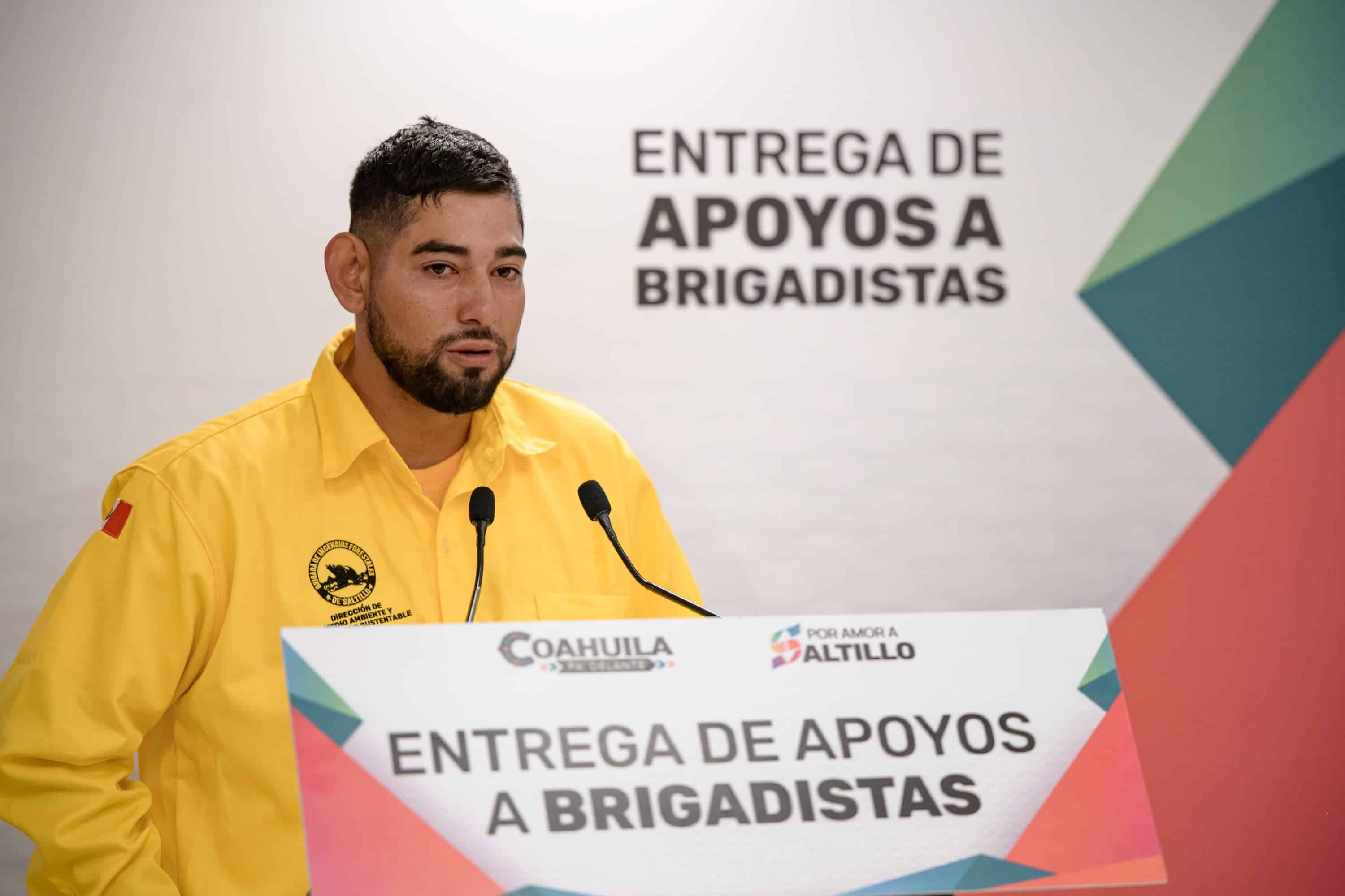 Entrega Javier Díaz apoyos a brigadistas 