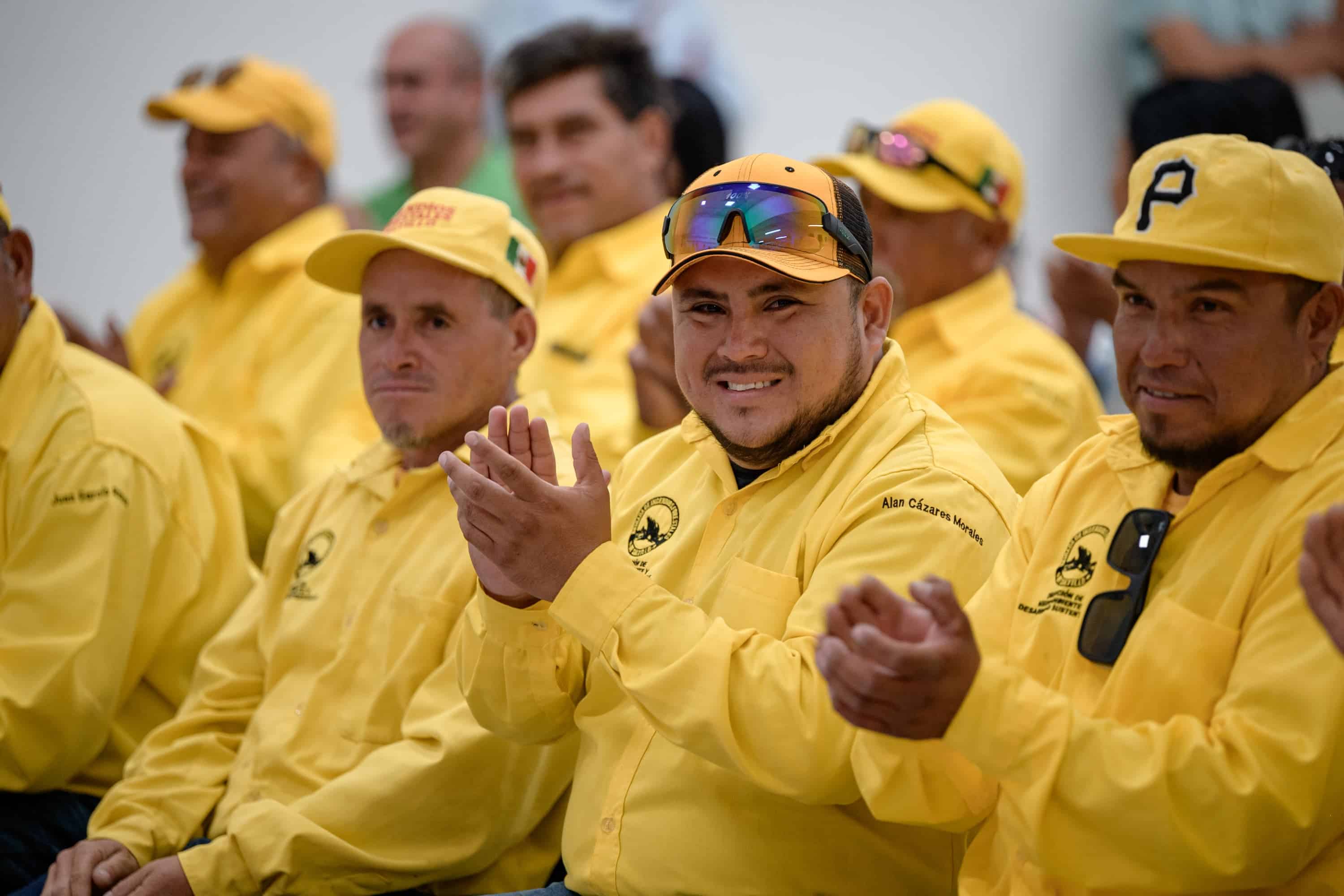Entrega Javier Díaz apoyos a brigadistas 