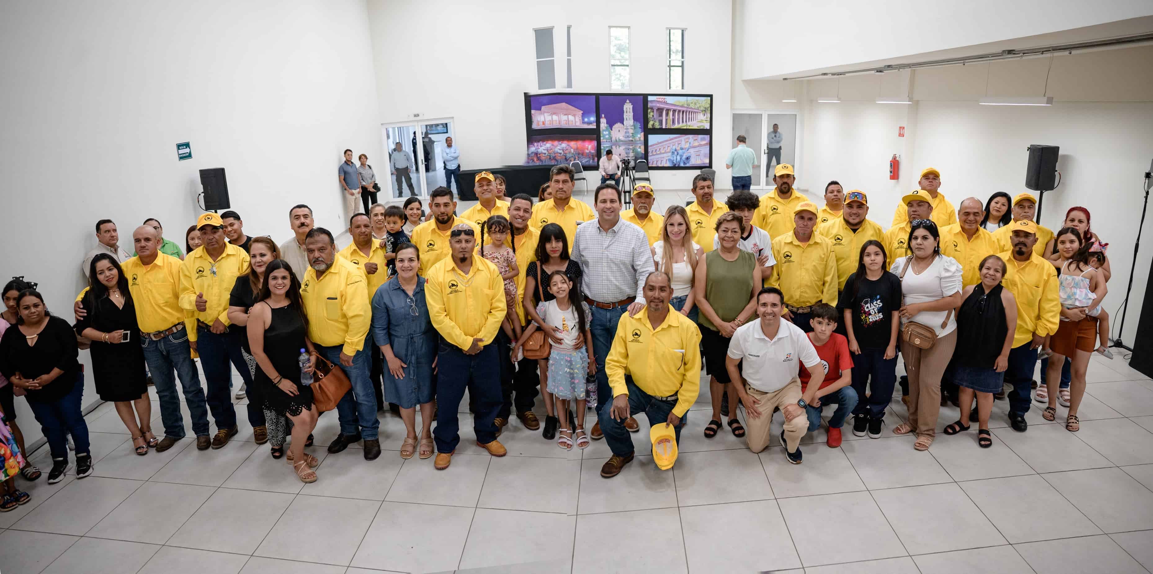Entrega Javier Díaz apoyos a brigadistas 