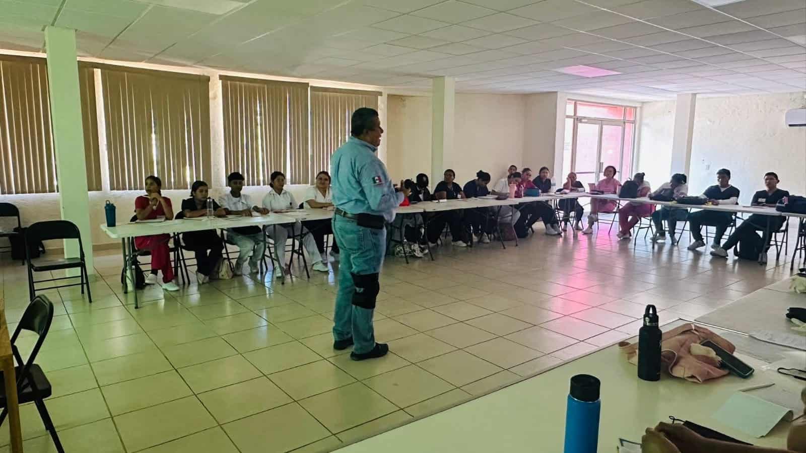 Estudiantes de Enfermería en Nava se capacitan en Primeros Auxilios Básicos