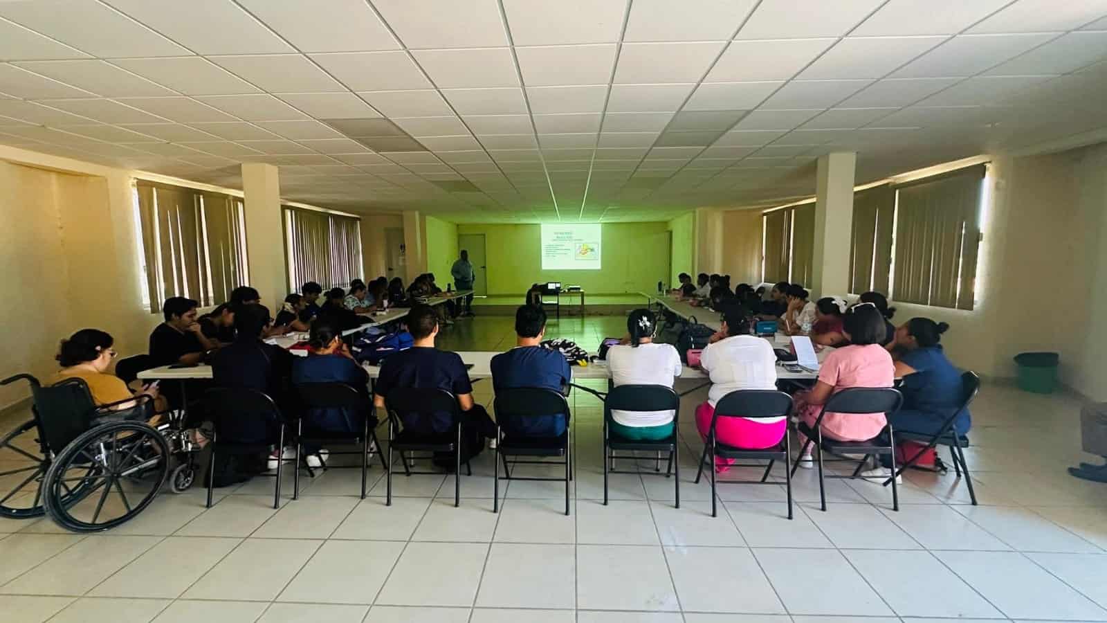 Estudiantes de Enfermería en Nava se capacitan en Primeros Auxilios Básicos