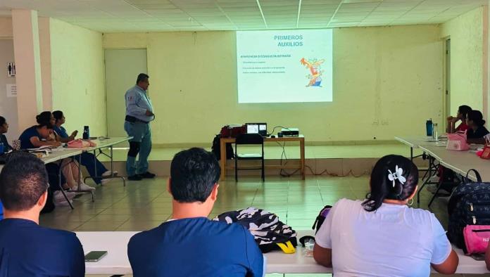 Estudiantes de Enfermería en Nava se capacitan en Primeros Auxilios Básicos