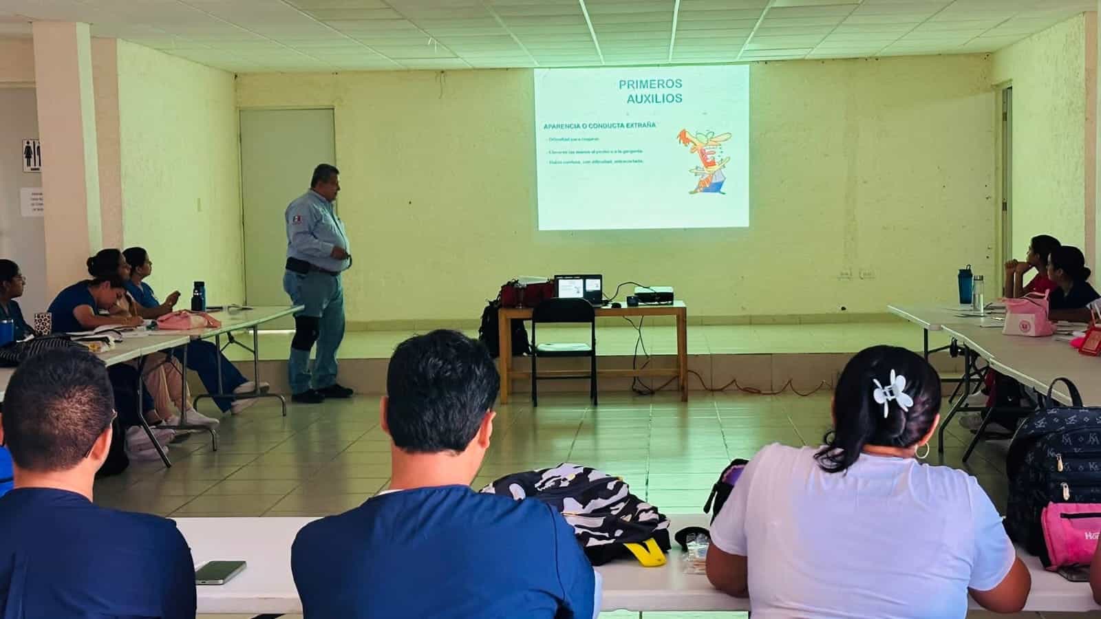 Estudiantes de Enfermería en Nava se capacitan en Primeros Auxilios Básicos