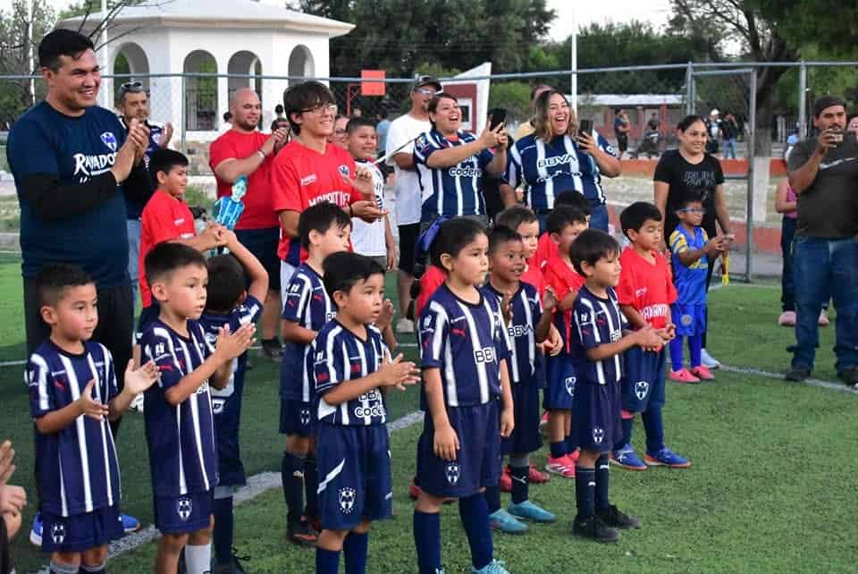 Niños de Nava brillan en torneo de fútbol