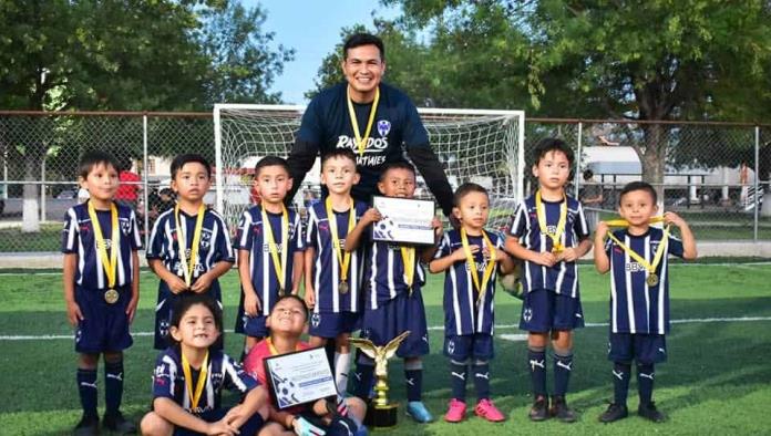 Niños de Nava brillan en torneo de fútbol