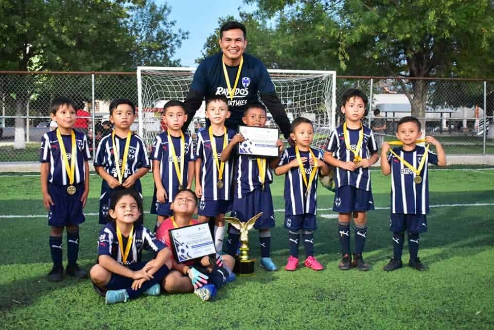 Niños de Nava brillan en torneo de fútbol